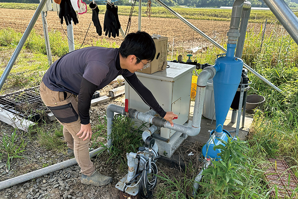 運よく一発で水脈を掘り当てたというボーリング。まさにこの畑の生命線。